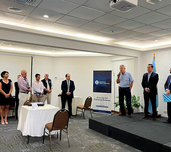 Personas reunidas en la misión comercial de Wega Energy en Bolivia