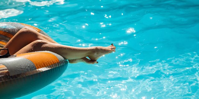 ¿Qué es y cómo funciona una bomba de calor para climatizar piscinas?